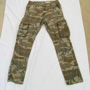 Woman’s Wrangler Regular Taper cargo army camo jeans. 7 Pockets. Sz 32x30.